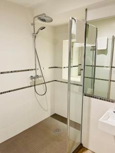 y baño con ducha y lavamanos. en Hotel am Schloss, en Fulda