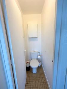 a small bathroom with a toilet in a hallway at Vue Garonne - Stadium - Tramway in Toulouse