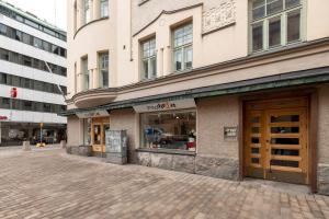 uma rua vazia numa cidade com edifícios em 2ndhomes 1BR Apartment in the Center of Helsinki em Helsinque