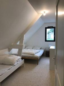 two beds in a room with a staircase at Villa vue exceptionnelle sur le Cap Gris-Nez in Audinghen