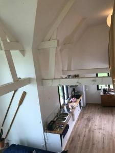 cocina con fogones en una habitación en Villa vue exceptionnelle sur le Cap Gris-Nez en Audinghen