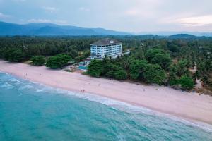 eine Luftaufnahme eines Resorts an einem Strand in der Unterkunft Khanom Golden Beach Hotel in Khanom
