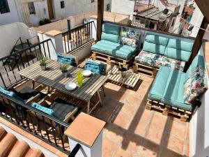 een balkon met een tafel en stoelen bij Casa mi sùeño azul in Torrox