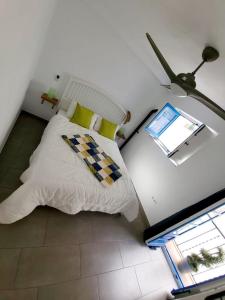 een slaapkamer met een bed, een lamp en een raam bij Casa mi sùeño azul in Torrox