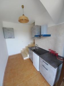 uma cozinha com um lavatório e uma bancada em KiteHouse LaPalma em Birgi Vecchi