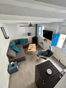 een woonkamer met een bank en een tafel bij Casa mi sùeño azul in Torrox