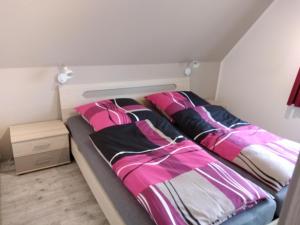 two beds sitting next to each other in a bedroom at Ferienhäuser Eggers in Bispingen