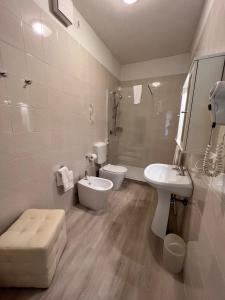 bagno bianco con lavandino e servizi igienici di Hotel Conca d'Oro a Salò