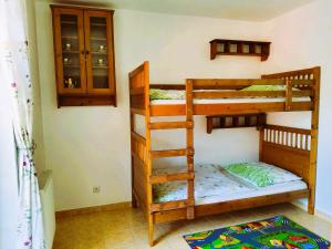 een slaapkamer met 2 stapelbedden in een kamer bij Apartmán Rokytka s balkonem in Rokytnice nad Jizerou