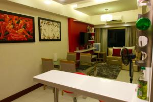 een kamer met een tafel en stoelen en een woonkamer bij Luxury Condo at Forbeswood Parklane The Fort BGC in Manilla