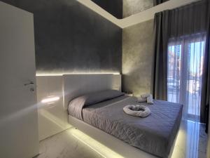una camera da letto con un letto e una grande finestra di B&B Luxury Room & SPA a Apricena