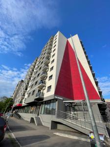 een groot gebouw met een rode streep erop bij WOW Park Drumul Taberei apartment in Boekarest