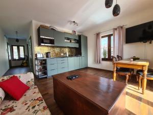 Kuchyň nebo kuchyňský kout v ubytování Green Park Resort A8 - Apartament Waloński - z dostępem do basenu, sauny, jacuzzi, siłowni - Widok z 3 stron budynku