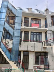 un edificio de apartamentos con una escalera de caracol delante de él en OYO Home Tawi View Home, en Jammu