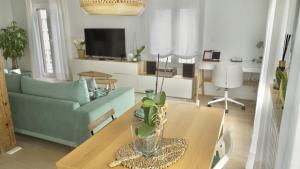sala de estar con sofá y mesa en MODERNO Y LUMINOSO EN EL CENTRO DE SANTANDER, en Santander