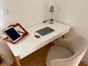a white desk with a laptop and a chair at MODERNO Y LUMINOSO EN EL CENTRO DE SANTANDER in Santander