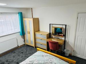 a bedroom with a desk and a mirror at CozyComfy Apartment Leicester in Leicester