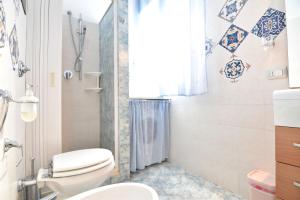 y baño con aseo, ducha y lavamanos. en La Terrazza sul Porto, en Marina di Ragusa
