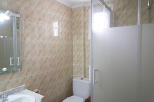 Kúpeľňa v ubytovaní Comfortable and Elegant Seafront Apartment + 16 fotografií