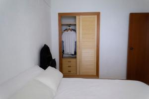 Posteľ alebo postele v izbe v ubytovaní Comfortable and Elegant Seafront Apartment