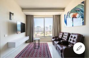 Johannesburg的住宿－Luxury 5-Star Hotel Apartment in Sandton，带沙发和电视的客厅