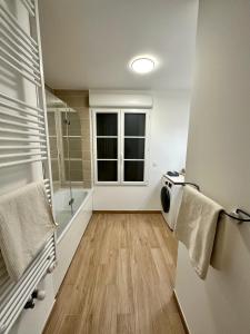 łazienka z prysznicem, toaletą i oknem w obiekcie Cosy Apartment / Disneyland / Val d'Europe w mieście Serris