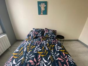 una camera da letto con un copriletto colorato di Le Duplex a Louviers