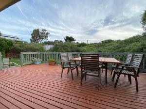 una terrazza in legno con tavolo e sedie. di Coastal Hideaway - Venus Bay (1st Estate) a Venus Bay Altre 23 foto