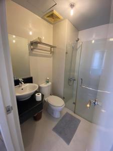 La salle de bains est pourvue d'une douche, de toilettes et d'un lavabo. dans l'établissement Modern Studio Unit at One Palm Tree Villas near NAIA & Resortsworld, à Manille