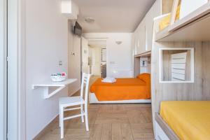 Posteľ alebo postele v izbe v ubytovaní ORISTANO CAMERA ARANCIO max 3pers,BAGNO,USO CUCINA