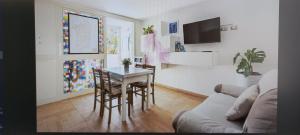 Televízia a/alebo spoločenská miestnosť v ubytovaní ORISTANO CAMERA ARANCIO max 3pers,BAGNO,USO CUCINA