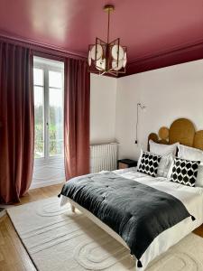 um quarto com uma cama grande e tectos roxos em LA GRANDE MAISON LGM em Lesches
