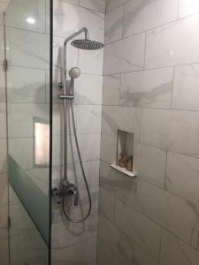 W łazience znajduje się prysznic ze szklanymi drzwiami. w obiekcie Soda Resort Gili Trawangan w Gili Trawangan