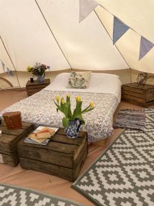 um quarto com uma cama numa tenda em Willow glamping em Norwich