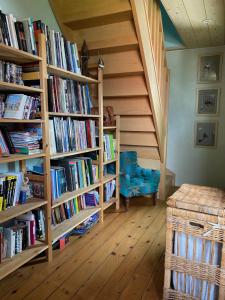 una habitación con estanterías llenas de libros en Gite, l'Epicerie d'Epreville, en Épreville-en-Roumois
