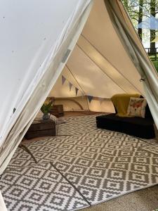 uma tenda de lona com uma cama em Willow glamping em Norwich