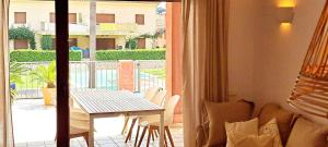 een tafel en stoelen in een kamer met een balkon bij Jardines de Montemar IV in Benissa