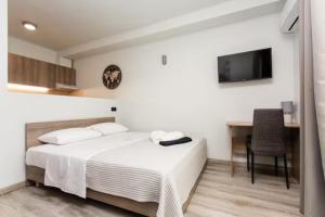 Postel nebo postele na pokoji v ubytování John Central Suites