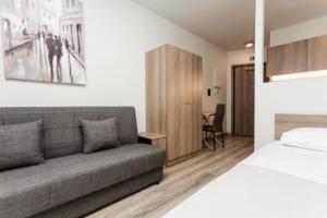 Postel nebo postele na pokoji v ubytování John Central Suites