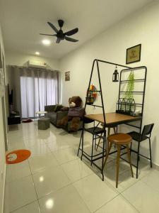 ein Wohnzimmer mit einem Sofa und einem Tisch in der Unterkunft HomeFeel Netflix Youtube WiFi 5min drive to DesaPark in Kuala Lumpur