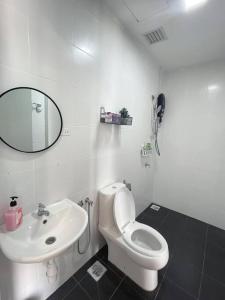 ein Badezimmer mit einem Waschbecken, einem WC und einem Spiegel in der Unterkunft HomeFeel Netflix Youtube WiFi 5min drive to DesaPark in Kuala Lumpur