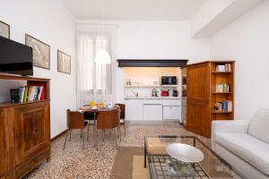 a living room with a couch and a table at Residence Ca' Foscolo in Venice