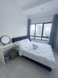 Schlafzimmer mit einem Bett, einem Schreibtisch und einem Fenster in der Unterkunft HomeFeel Netflix Youtube WiFi 5min drive to DesaPark in Kuala Lumpur