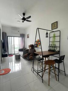 ein Wohnzimmer mit einem Tisch und einem Teddybär in der Unterkunft HomeFeel Netflix Youtube WiFi 5min drive to DesaPark in Kuala Lumpur