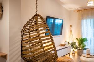 uma prateleira de vinho de madeira pendurada numa sala de estar em White Dream House em Cidade de Kos