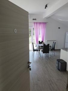 una puerta que da a un comedor con mesa y sillas en Studio Apartman Rubinić, en Lovran