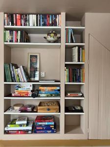 a book shelf filled with lots of books at Längtan Marielund in Uppsala