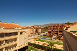 vistas a una ciudad con edificios y una calle en A view of the beach duplex, en Málaga