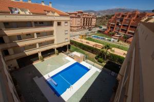 una vista aérea de una piscina en un edificio en A view of the beach duplex, en Málaga