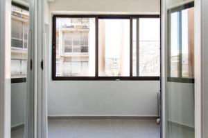 een kamer met een glazen deur en een raam bij John Central Suites in Thessaloniki